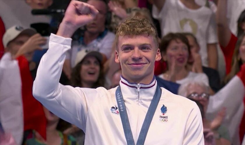 Léon Marchand : le champion olympique “héros” des jeunes de retour en compétition