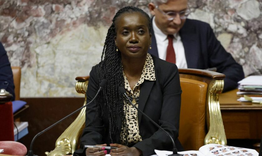 La députée LFI Nadège Abomangoli devient la première femme noire à présider une séance à l'Assemblée, à l'occasion de l'examen du budget 2025