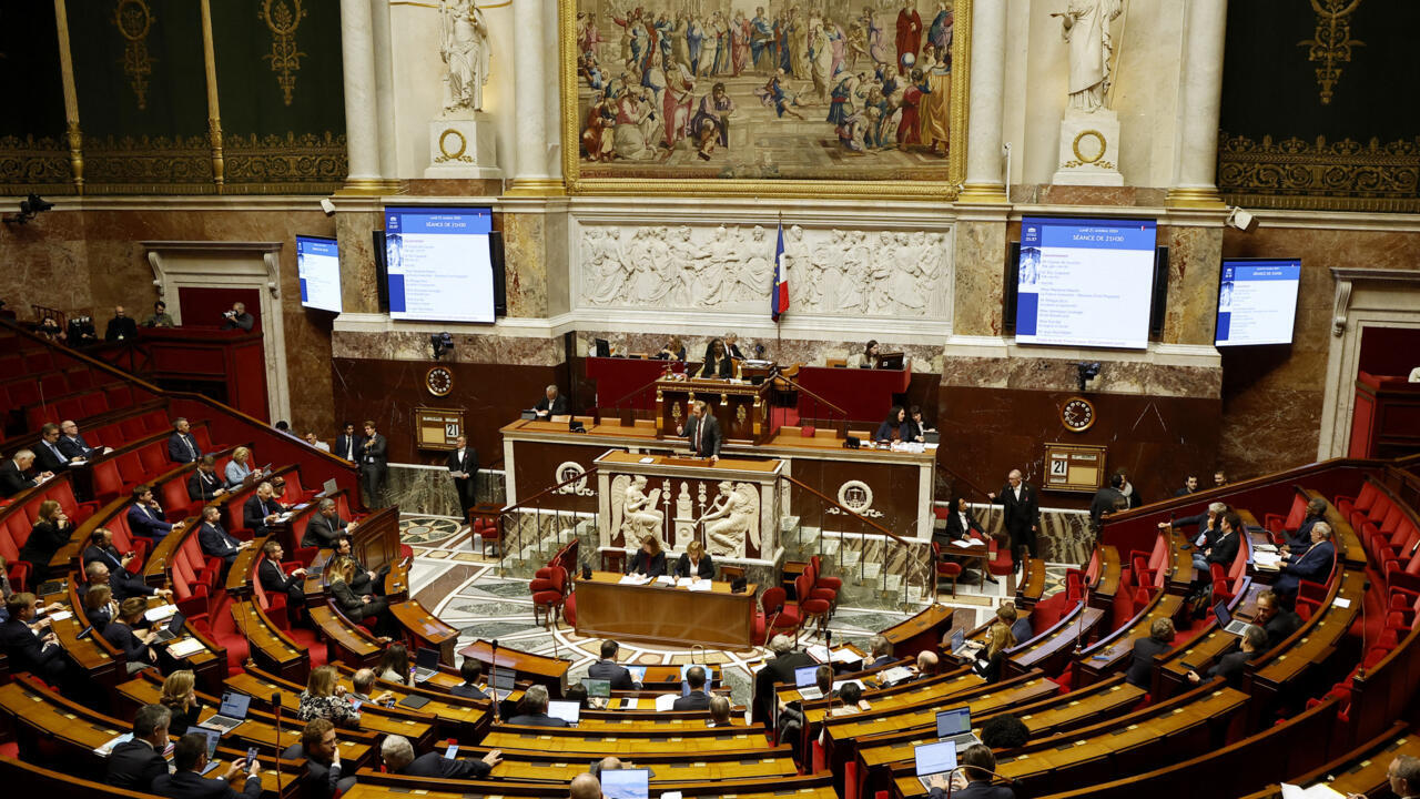 Budget 2025 : les députés entament l'examen d'un projet de budget au devenir incertain