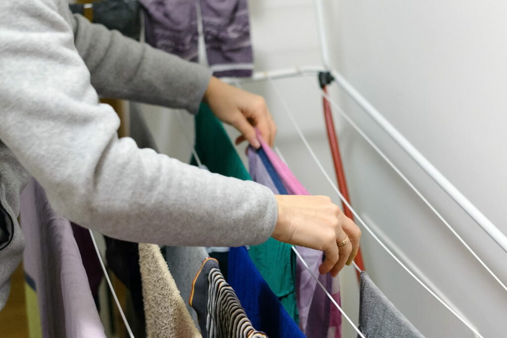 Le linge sèche en un temps record pendant l'hiver avec cette astuce de grand-mère