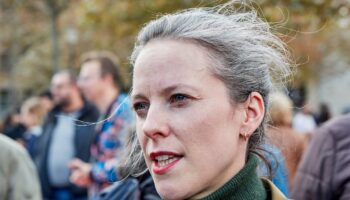 Lucie Castets lors d'une manifestation pour l'annulation de la réforme des retraites, le 1er octobre 2024 à Paris.