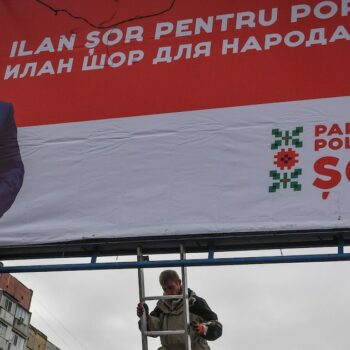 Installation d'une affiche de campagne du candidat Ilan Shor à Chisniau en Moldavie, le 13 février 2019