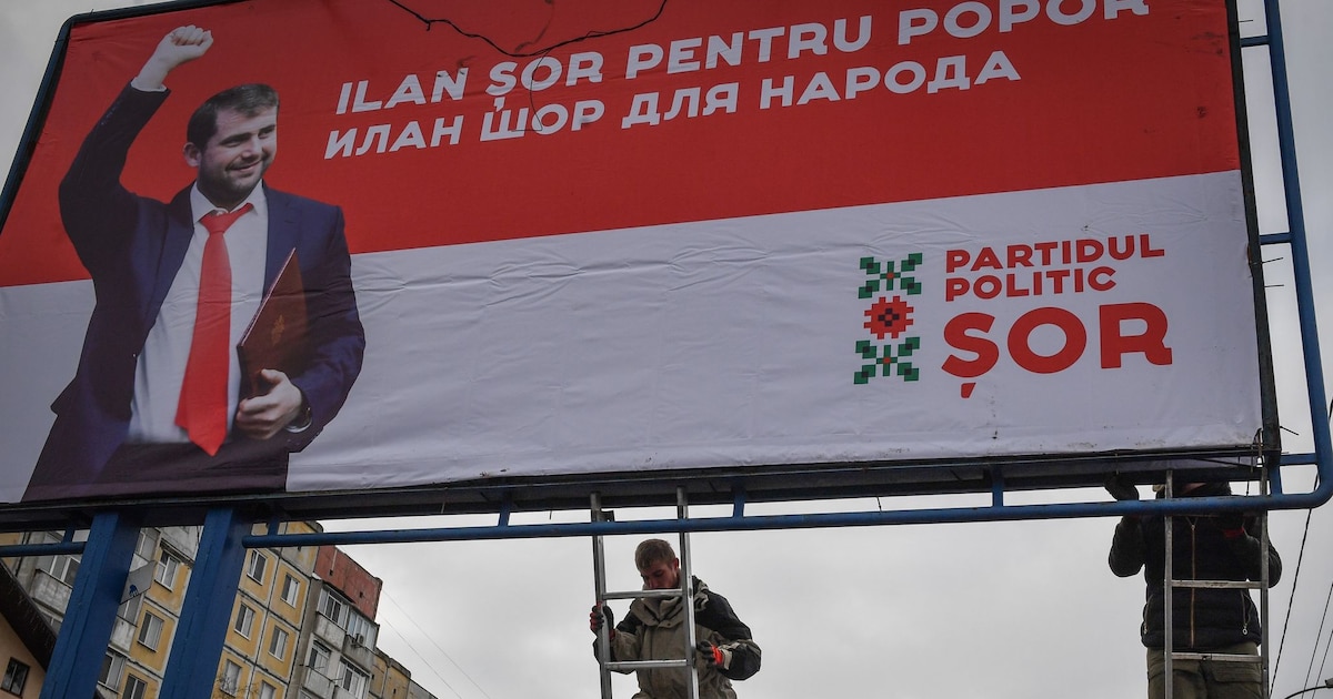 Installation d'une affiche de campagne du candidat Ilan Shor à Chisniau en Moldavie, le 13 février 2019