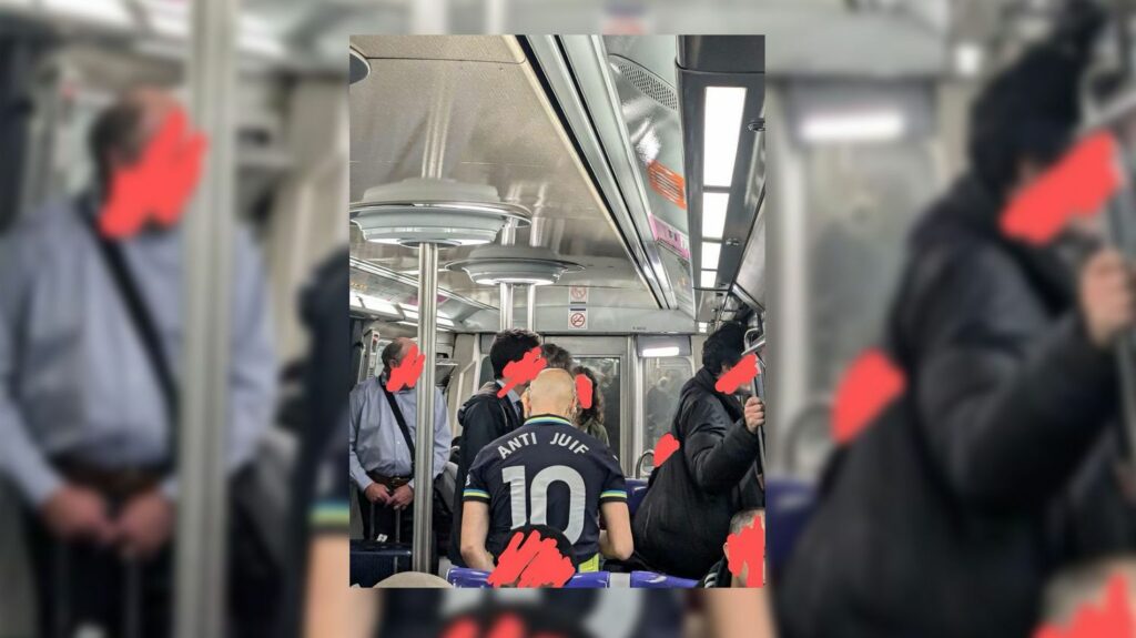 Enquête ouverte après la photographie d'un homme dans le métro parisien portant un maillot floqué "Anti Juif"