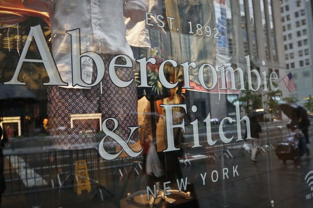 L’ex-PDG d’Abercrombie & Fitch, Mike Jeffries, inculpé pour trafic sexuel et proxénétisme