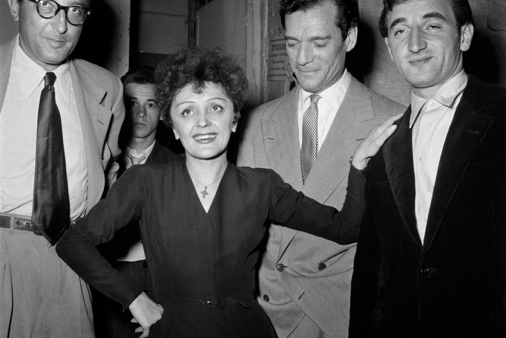 « Un moulin à poivre qui lui sert de gosier » : quand la critique boudait Aznavour, malgré les coups de pouce d’Edith Piaf