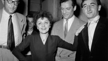 « Un moulin à poivre qui lui sert de gosier » : quand la critique boudait Aznavour, malgré les coups de pouce d’Edith Piaf