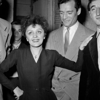 « Un moulin à poivre qui lui sert de gosier » : quand la critique boudait Aznavour, malgré les coups de pouce d’Edith Piaf