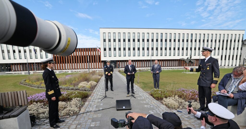 Boris Pistorius, ministre allemand de la Défense, s'est adressé aux journalistes après la cérémonie d'installation de la  Force opérationnelle de commandement Baltic (CTF Baltic) à Rostock.