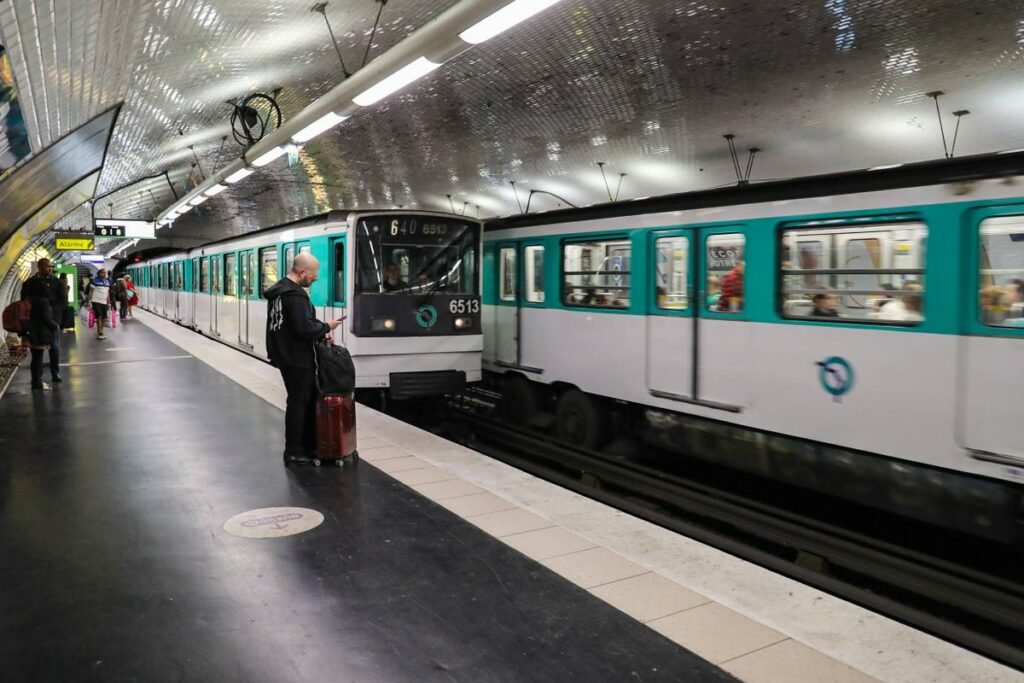 Le parquet ouvre une enquête pour un maillot « anti-juif » dans le métro parisien