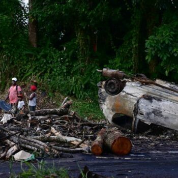 En Martinique, une nouvelle nuit de tensions avec des véhicules incendiés et plusieurs interpellations