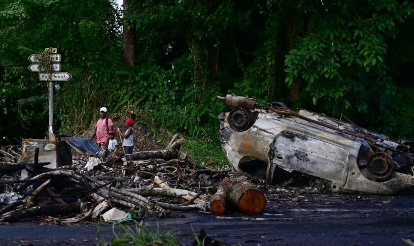 En Martinique, une nouvelle nuit de tensions avec des véhicules incendiés et plusieurs interpellations