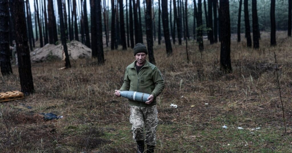 Un soldat ukrainien en train de charger un obus d'artillerie, le 28 octobre 2023 en Ukraine