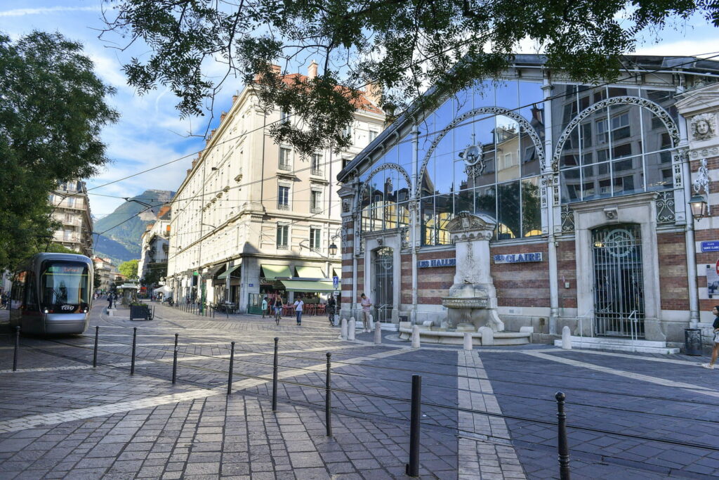 Adolescent tué par balles à Grenoble : les tireurs étaient à trottinette et préparés