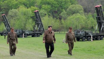 Cette photo prise le 22 avril 2024 et diffusée le lendemain montre le dirigeant nord-coréen Kim Jong Un (c) observant un exercice militaire simulant "une contre-attaque nucléaire", dans un lieu non divulgué en Corée du Nord