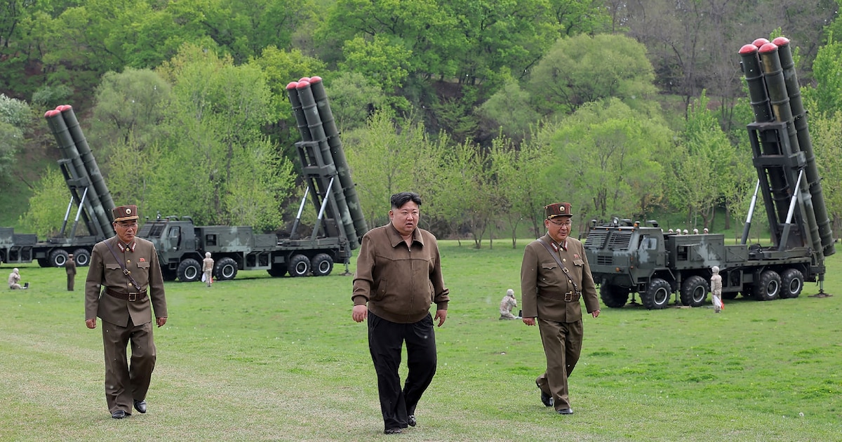 Cette photo prise le 22 avril 2024 et diffusée le lendemain montre le dirigeant nord-coréen Kim Jong Un (c) observant un exercice militaire simulant "une contre-attaque nucléaire", dans un lieu non divulgué en Corée du Nord