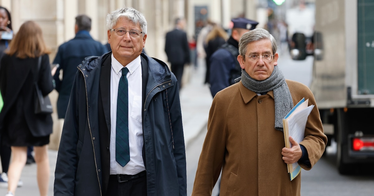 Le député du Nouveau Front Populaire, membre du parti de gauche La France Isoumise (LFI) et président de la commission des Finances Eric Coquerel (à gauche) et membre du Groupe Libertés, Indépendants, Outre-mer et Territoires (LIOT) et le député Charles de Courson (à droite) sortent de l'Hôtel de Matignon après une réunion pour réclamer les lettres plafonds fixant les crédits des ministères au titre du projet de budget 2025, à l'Assemblée nationale à Paris, le 17 septembre 2024