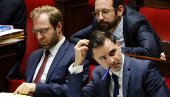 Le ministre de l'Economie Antoine Armand (g) et le ministre du Budget Laurent Saint-Martin assistent à une séance de débat sur le projet de budget 2025 à l'Assemblée nationale, à Paris, le 22 octobre 2024