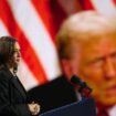 La vice-présidente américaine et candidate démocrate Kamala Harris, devant une vidéo montrant son adversaire Donald Trump, lors d'un meeting à Erié en Pennsylvanie, le 14 octobre 2024