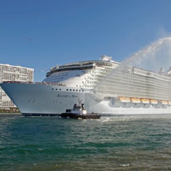 Royal Caribbean International's cruise ship 'Allure of the Seas' enters its new home port in Fort Lauderdale as seen from nearby Hollywood, Florida, November 11, 2010. The world's largest cruise ship joins its sister ship 'Oasis of the Seas', operating out of Port Everglades in Fort Lauderdale. The ship, which is capable of carrying 6,318 guests, was built in Turku, Finland. REUTERS/Joe Skipper (UNITED STATES - Tags: SOCIETY TRANSPORT TRAVEL)