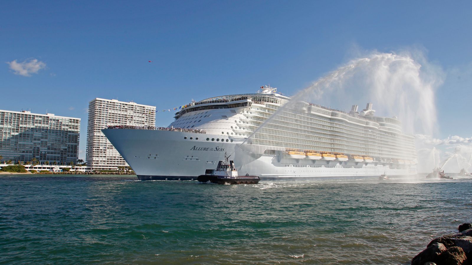 Royal Caribbean International's cruise ship 'Allure of the Seas' enters its new home port in Fort Lauderdale as seen from nearby Hollywood, Florida, November 11, 2010. The world's largest cruise ship joins its sister ship 'Oasis of the Seas', operating out of Port Everglades in Fort Lauderdale. The ship, which is capable of carrying 6,318 guests, was built in Turku, Finland. REUTERS/Joe Skipper (UNITED STATES - Tags: SOCIETY TRANSPORT TRAVEL)