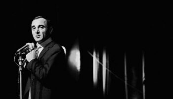 En quittant la scène de l’Alhambra, Aznavour était prêt à tout abandonner. Mais ce soir-là, il va triompher