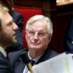 Le Premier ministre français Michel Barnier (c), entouré de la ministre des Relations avec le Parlement Nathalie Delattre (d), écoute le ministre de l'Economie Antoine Armand (g) à l'Assemblée nationale, à Paris, le 15 octobre 2024