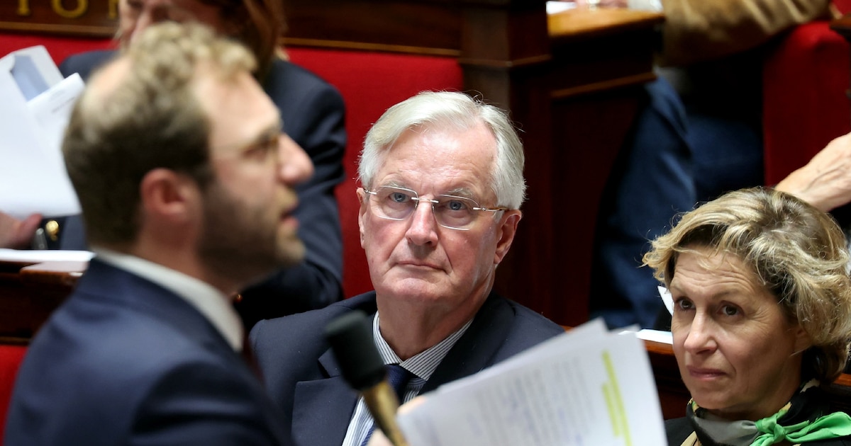 Le Premier ministre français Michel Barnier (c), entouré de la ministre des Relations avec le Parlement Nathalie Delattre (d), écoute le ministre de l'Economie Antoine Armand (g) à l'Assemblée nationale, à Paris, le 15 octobre 2024