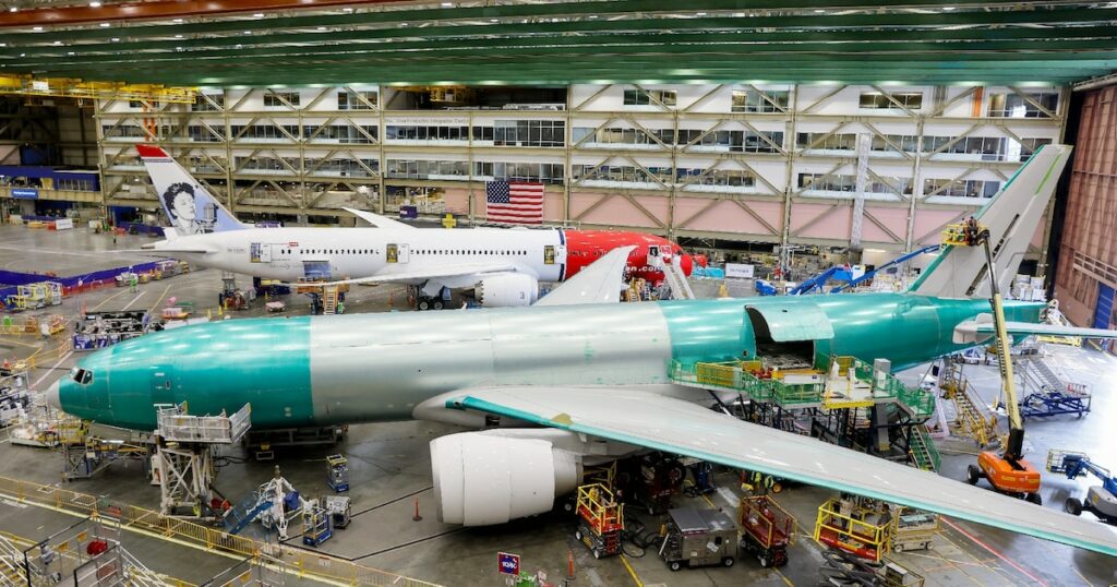 Un Boeing 777 en cours d'assemblage à l'usine d'Everett (nord-ouest), le 26 juin 2024