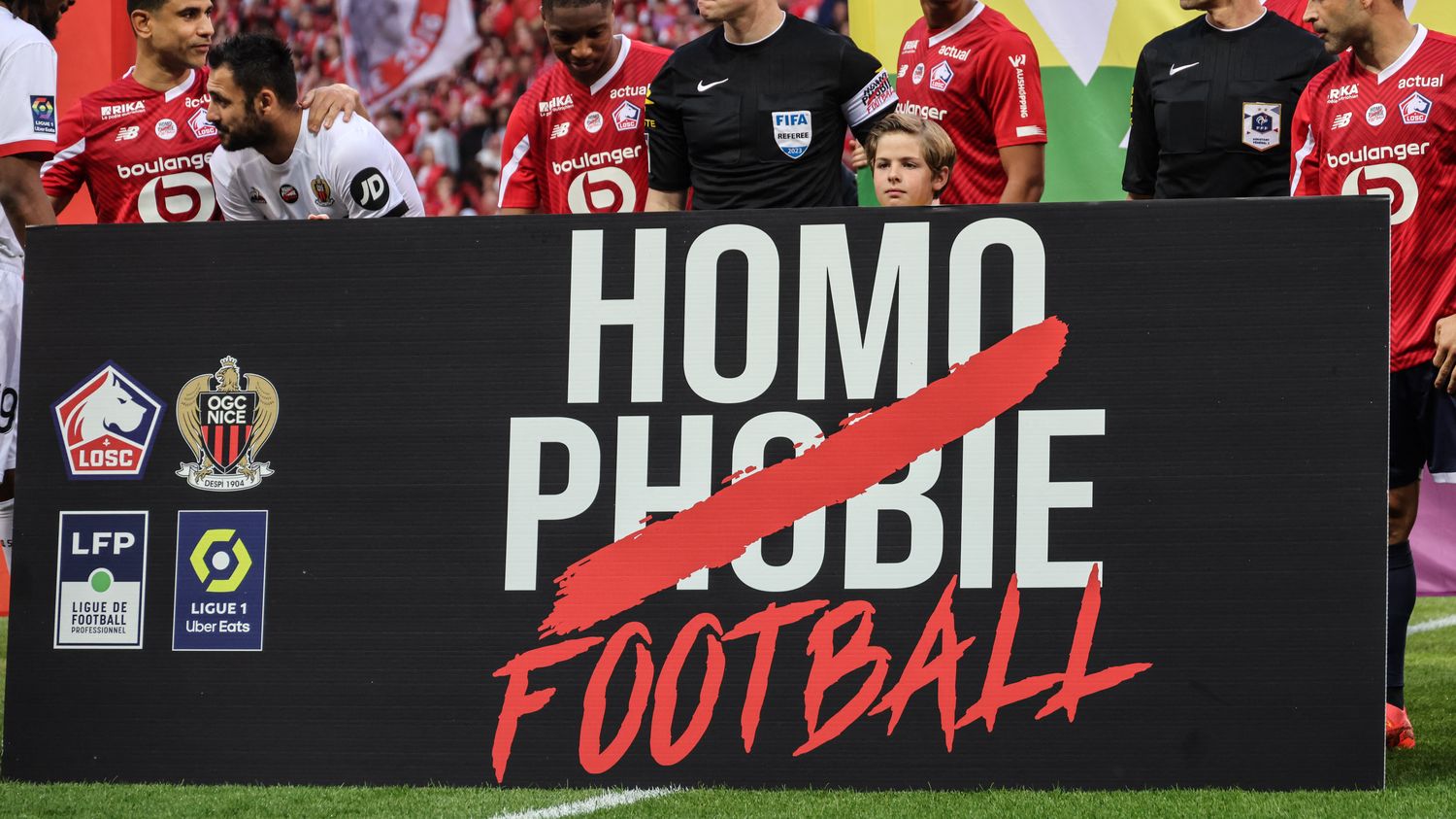 Football : le collectif Rouge Direct réclame des "dépôts de plainte systématiques des clubs" contre les auteurs des chants homophobes