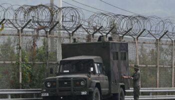 Un soldat sud-coréen inspecte un véhicule militaire près d'un point de contrôle militaire du pont Tongil, sur la route menant à la ville nord-coréenne de Kaesong, le 15 octobre 2024 à Paju, en Corée du Sud