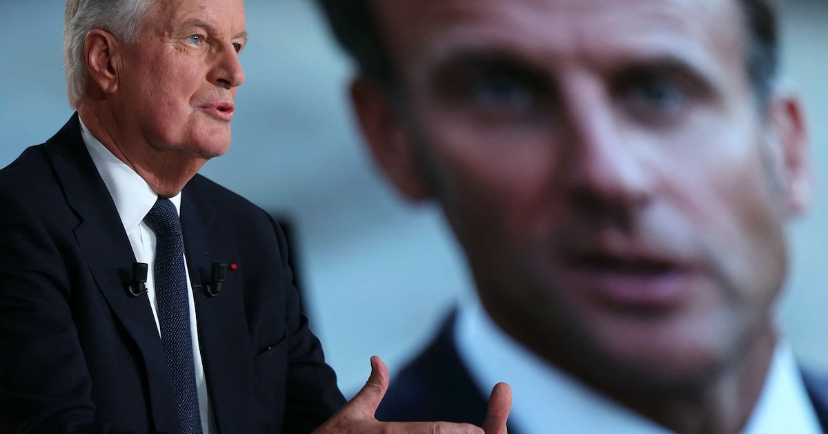 Le Premier ministre français Michel Barnier s'exprime à côté d'un écran affichant une photo du président français Emmanuel Macron lors de l'émission politique "L'Événement" diffusée sur la chaîne de télévision française France 2