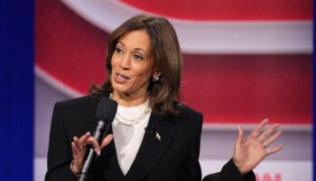 La vice-présidente des États-Unis et candidate démocrate à l'élection présidentielle Kamala Harris s'exprime lors d'une réunion publique de CNN animée par l'animateur de télévision Anderson Cooper, en Pennsylvanie, le 23 octobre 2024.