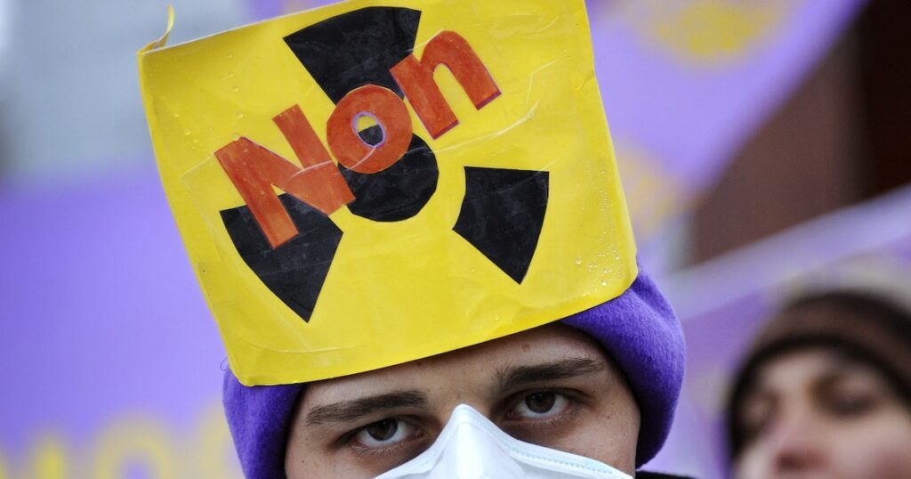 Un homme manifeste contre le nucléaire à Genève, en décembre 2010.