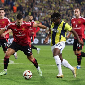 Fenerbahce vs Manchester United LIVE: Europa League latest score updates as Jose Mourinho faces former side