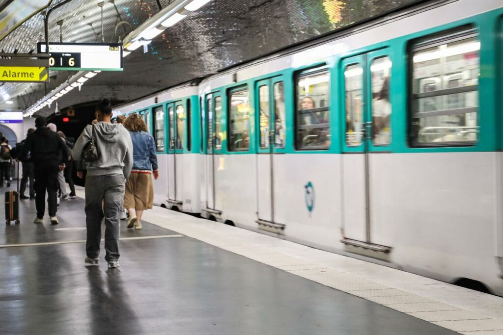 L’homme photographié dans le métro parisien avec un maillot « anti juif » s’est rendu, un examen psychiatrique demandé