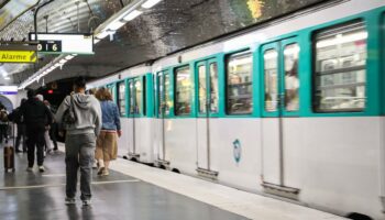 L’homme photographié dans le métro parisien avec un maillot « anti juif » s’est rendu, un examen psychiatrique demandé