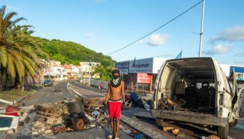 Plusieurs barrages en Martinique, où des tensions persistent