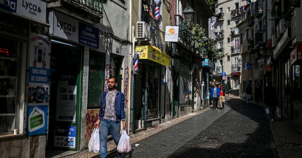 La Rua do Benformoso, dans le quartier de la Mouraria, à Lisbonne, le 14 février 2024 au Portugal