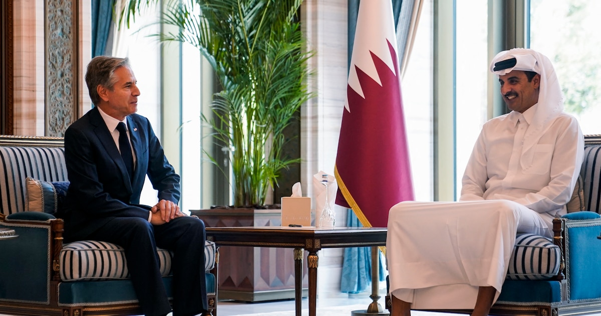 Le secrétaire d'État américain Antony Blinken rencontre l'émir du Qatar Tamim bin Hamad Al-Thani à Doha, le 24 octobre 2024.