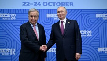 Vladimir Poutine et le patron de l’ONU Antonio Guterres se serrent la main, et ça n’a pas plu à la veuve d’Alexeï Navalny