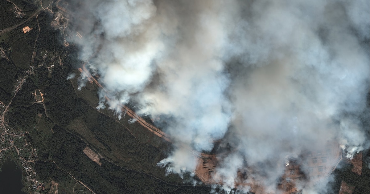 Image satellite du 18 septembre 2024 diffusée par Maxar Technologies montrant de la fumée au-dessus d'un dépôt de munitions à Toropets, dans la région russe de Tver, après une frappe de drones ukrainiens