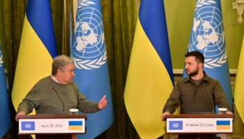 Le secrétaire général des Nations unies Antonio Guterres s'exprime lors d'une conférence de presse, aux côtés du président ukrainien Volodymyr Zelensky, jeudi 28 avril 2022 à Kiev en Ukraine