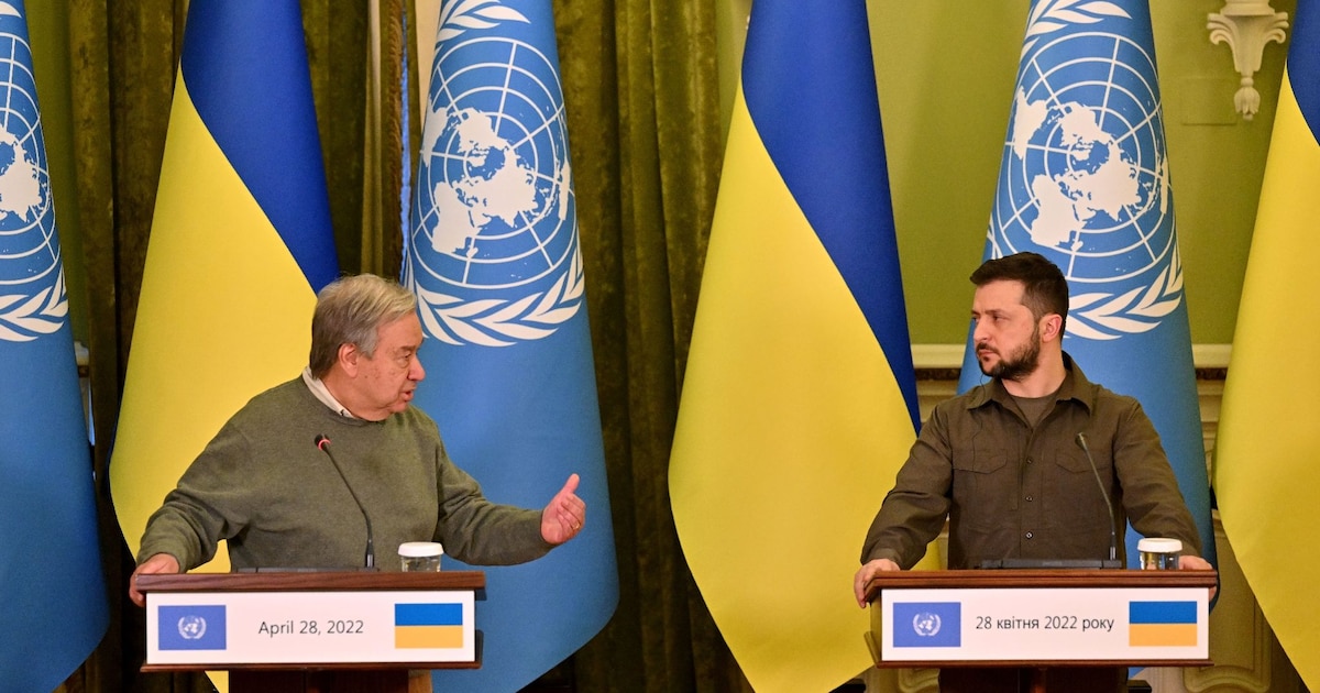 Le secrétaire général des Nations unies Antonio Guterres s'exprime lors d'une conférence de presse, aux côtés du président ukrainien Volodymyr Zelensky, jeudi 28 avril 2022 à Kiev en Ukraine