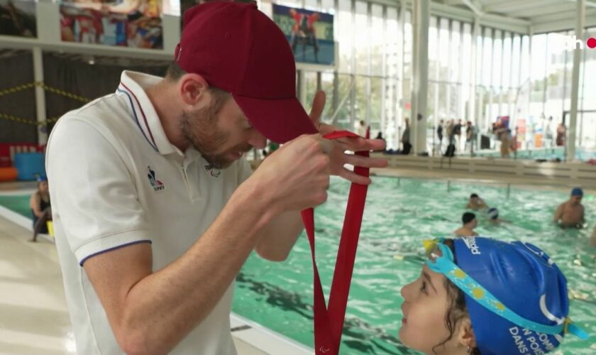 Paris 2024 : des athlètes olympiques apprennent aux enfants à nager