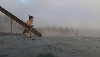 Islande : les eaux à 40 degrés du Secret Lagoon attirent les foules