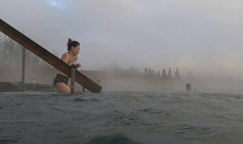 Islande : les eaux à 40 degrés du Secret Lagoon attirent les foules