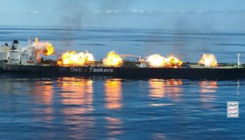 Cette photo publiée le 29 août 2024 par le centre des médias de Huthi Ansarullah au Yémen montre des boules de feu et de la fumée à bord de ce qu'ils disent être le pétrolier Sounion appartenant à la Grèce.