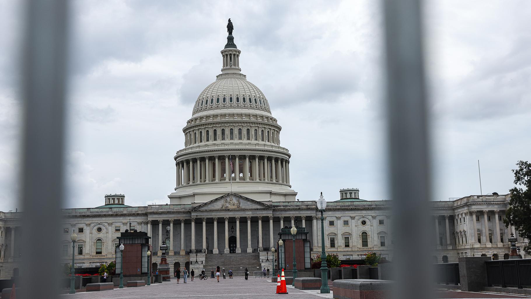 Aux États-Unis, à 10 jours de la présidentielle, une crotte en bronze installée devant le Capitole