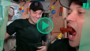 L’astronaute Matthew Dominick avale du ketchup à bord de l’ISS, et cela risque de vous couper l’appétit